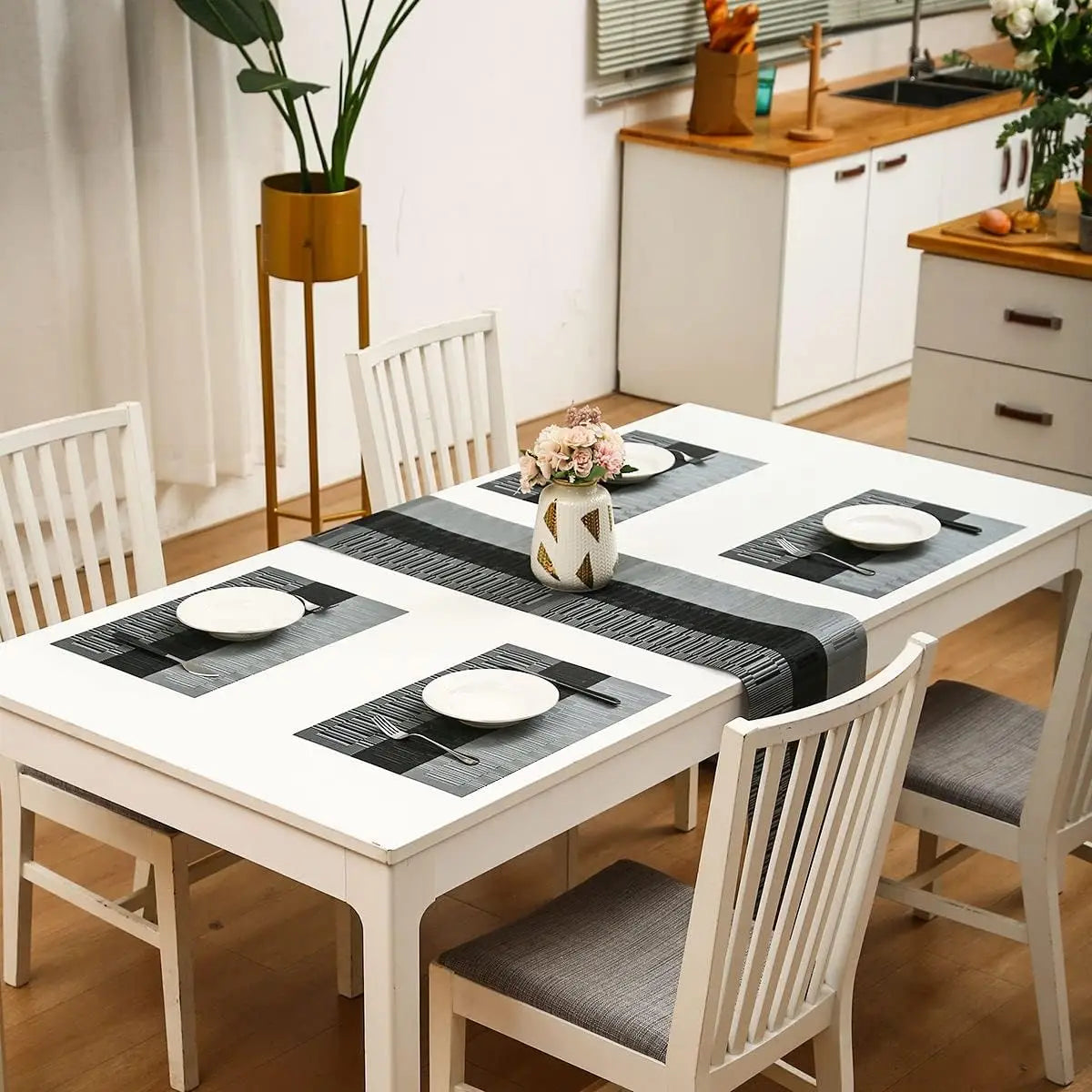 Set of 4 Heat-Resistant Washable Place Mats, Non-Slip Vinyl Woven Table Mats for Kitchen Dining Indoor Outdoor Decoration