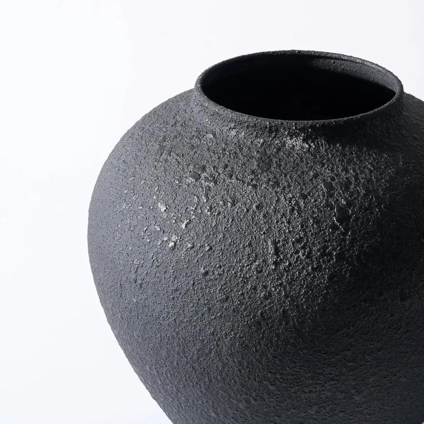 Black Large Round Vase – Rustic Iron Pottery‑Look Decorative Vase for Modern Farmhouse & Home Centerpieces