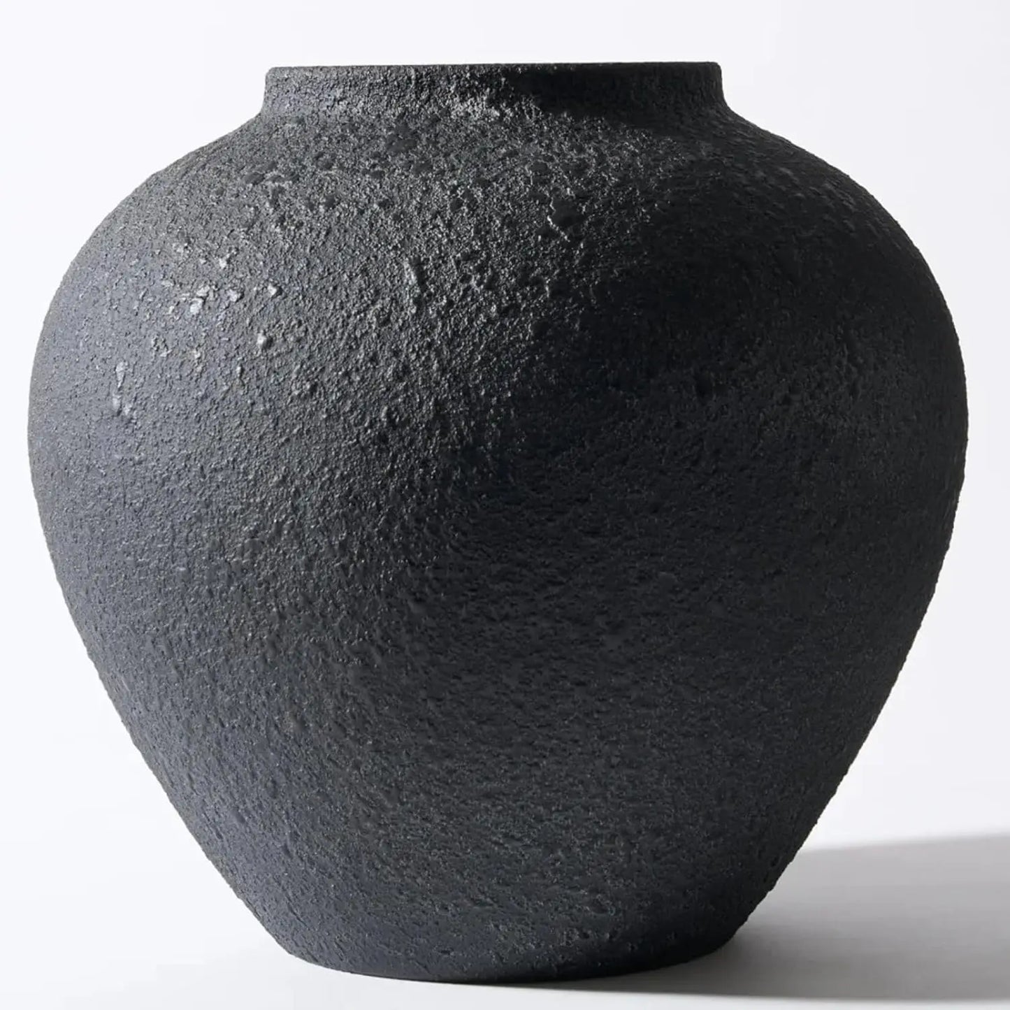 Black Large Round Vase – Rustic Iron Pottery‑Look Decorative Vase for Modern Farmhouse & Home Centerpieces