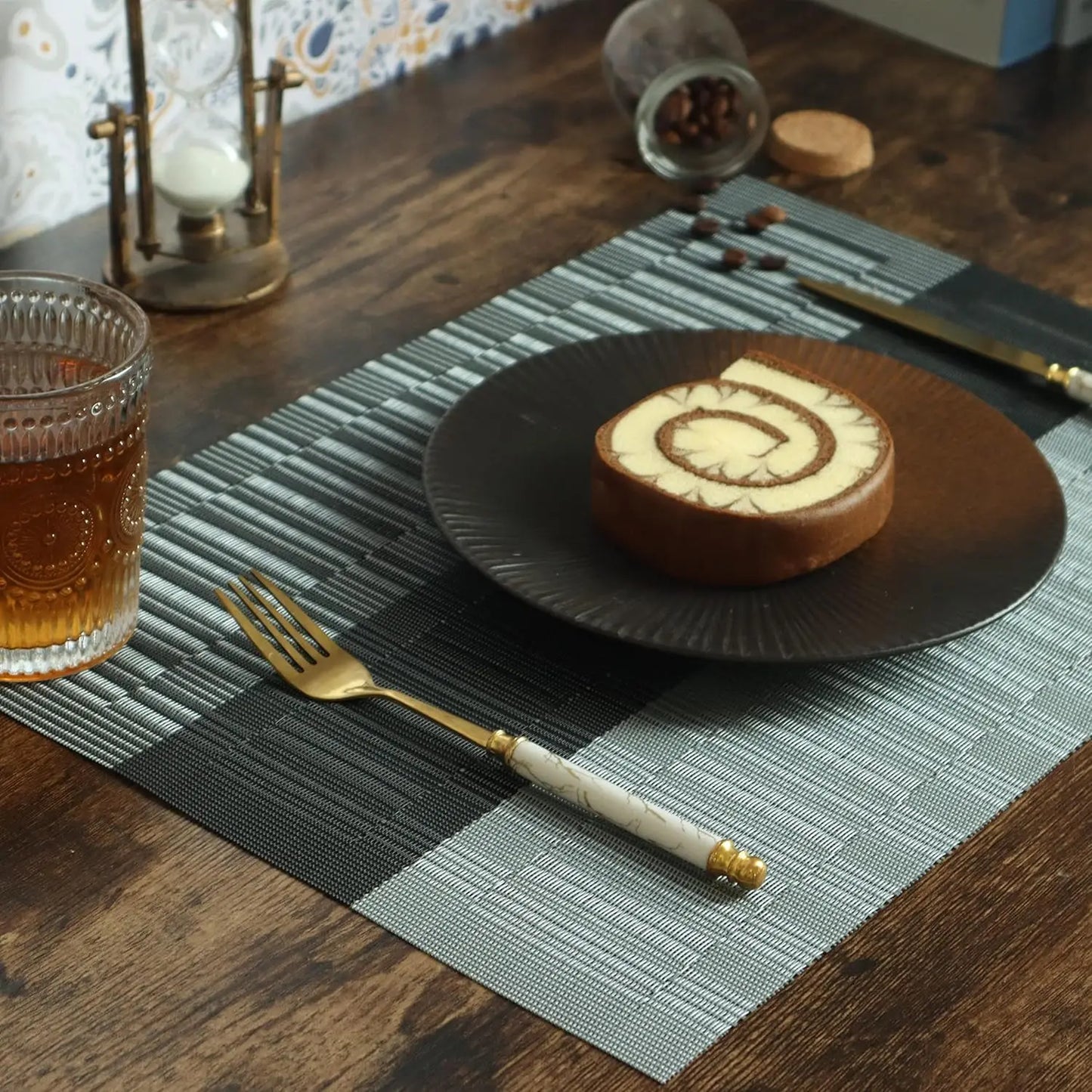 Set of 4 Heat-Resistant Washable Place Mats, Non-Slip Vinyl Woven Table Mats for Kitchen Dining Indoor Outdoor Decoration